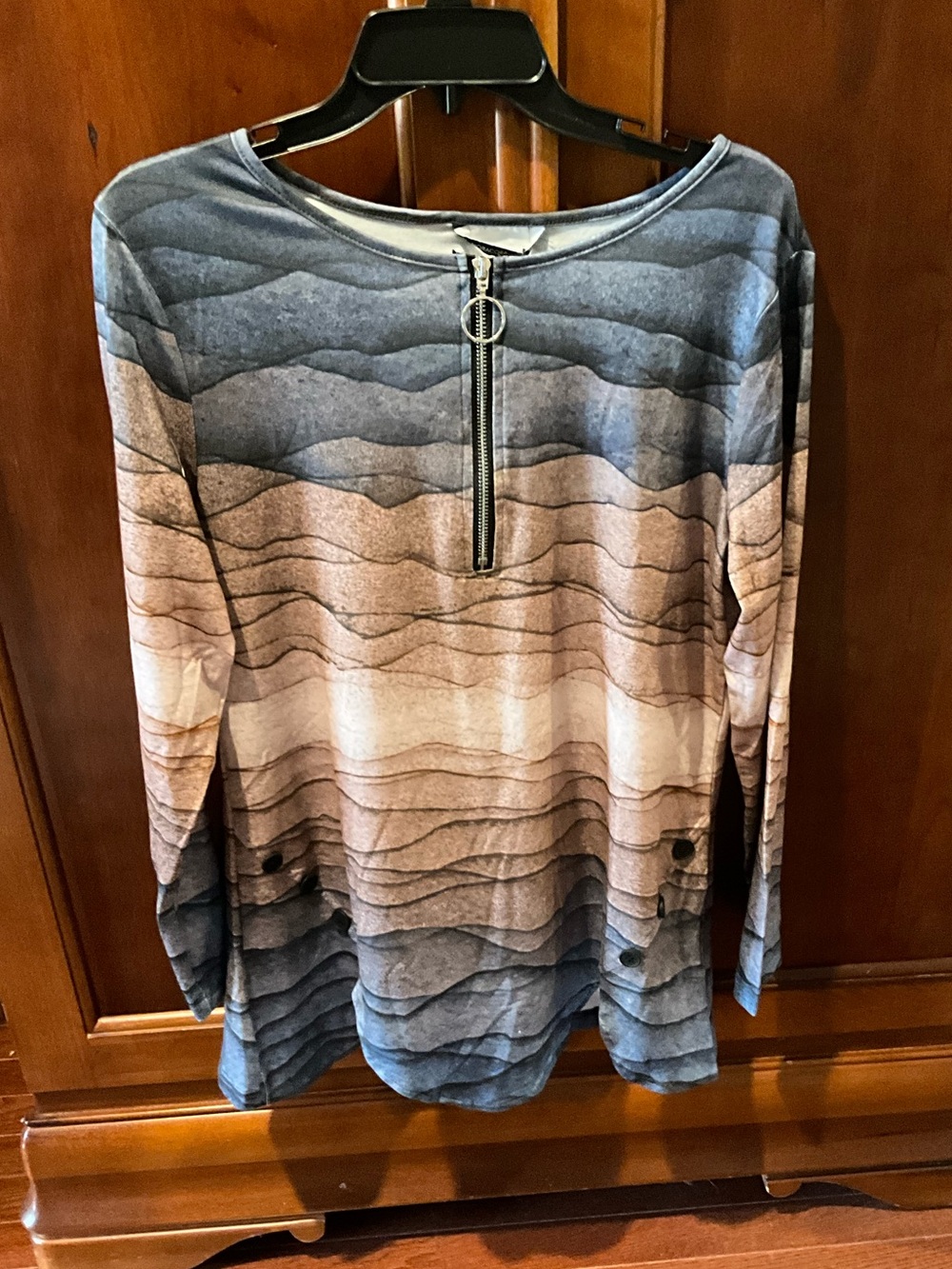 NWT Noracora Wavy Gradient Long Sleeve Top with Front Zip Size Medium